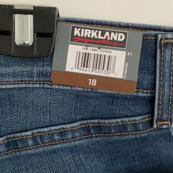 Kirkland Signature Relaxed Blue Jeans with Lived-In Look - Picture 5 of 6